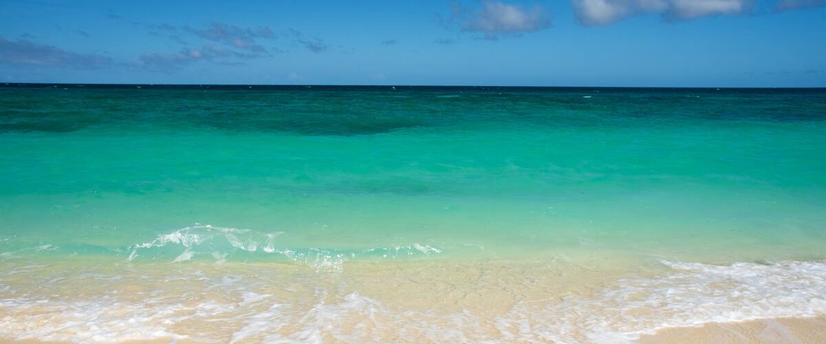 Bãi biển Ilig-Iligan có tính năng quang cảnh miền nhiệt đới và bãi biển