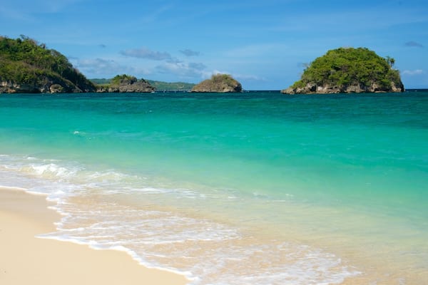 Ilig-Iligan Beach showing tropical scenes, waves and a beach
