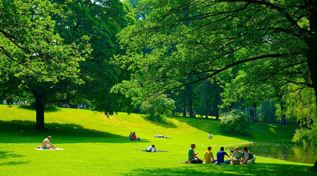 Slottsparken som inkluderer hage og piknik i tillegg til en liten gruppe med mennesker
