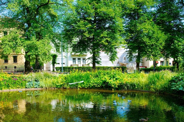 Schlosspark mit einem Teich
