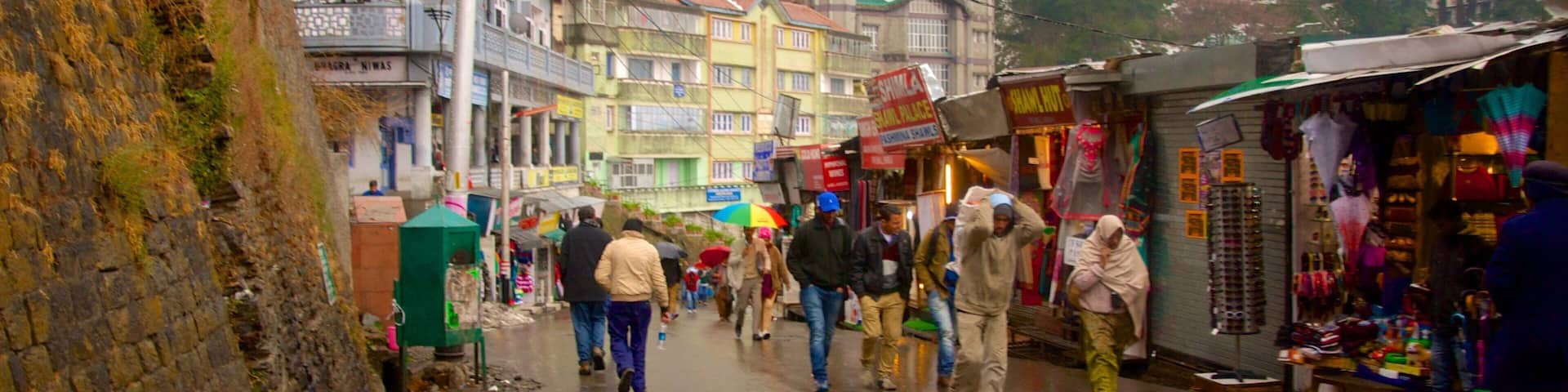 Shimla Mall que incluye escenas urbanas y una ciudad y también un gran grupo de personas