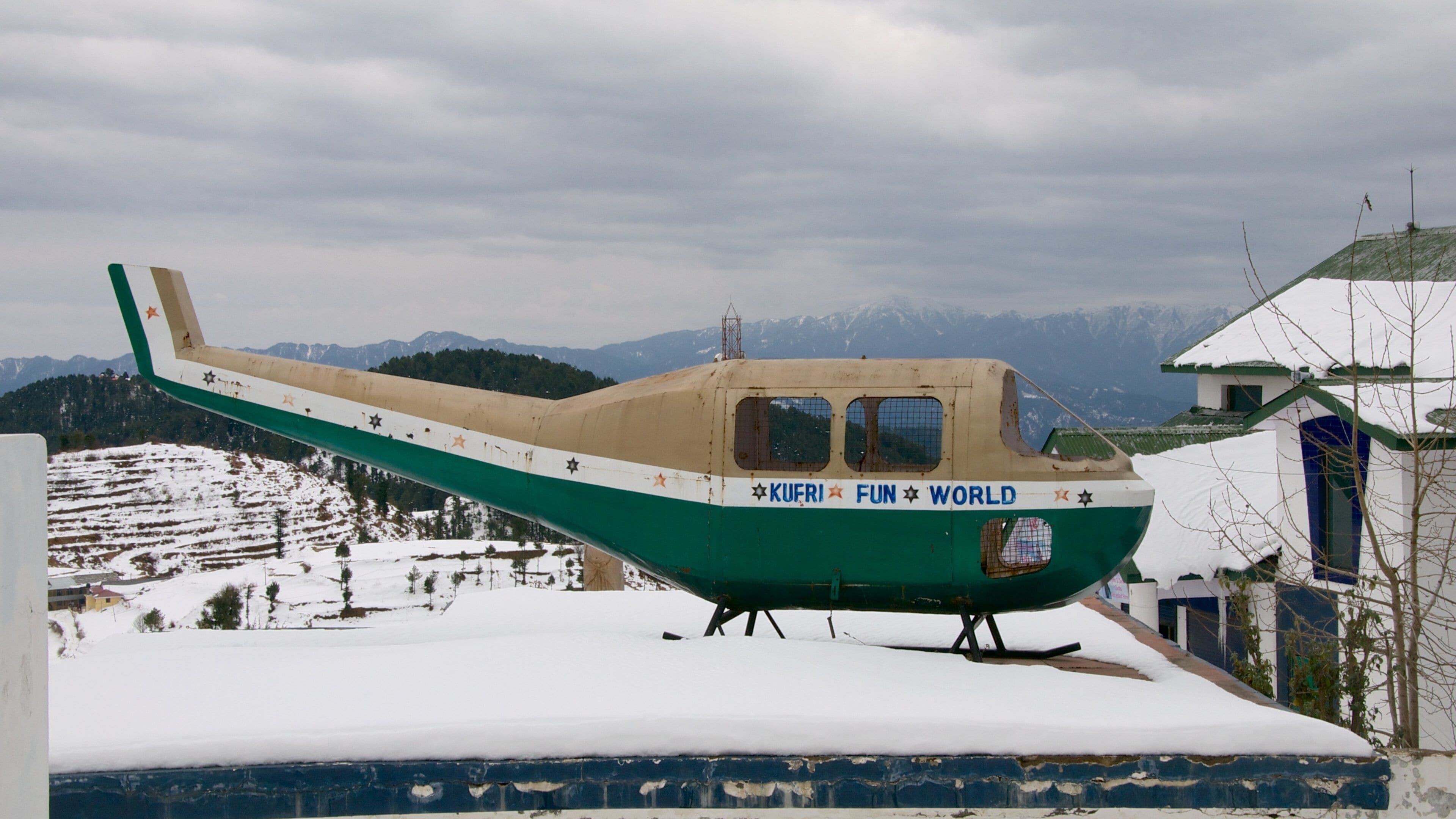 Kufri Fun World que incluye aviación y un avión