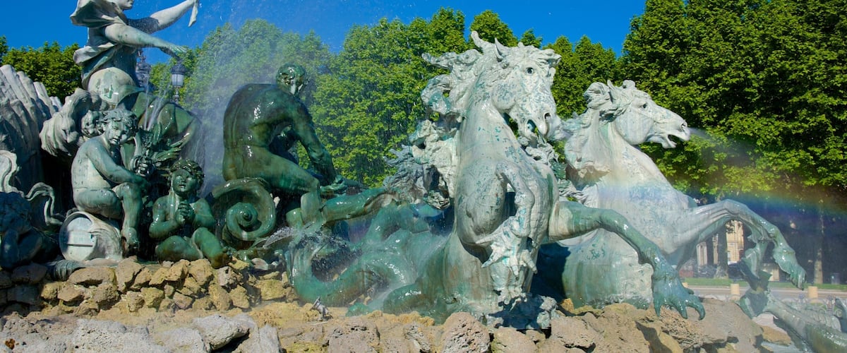 Monumento de Girondins ofreciendo una estatua o escultura, una fuente y un monumento