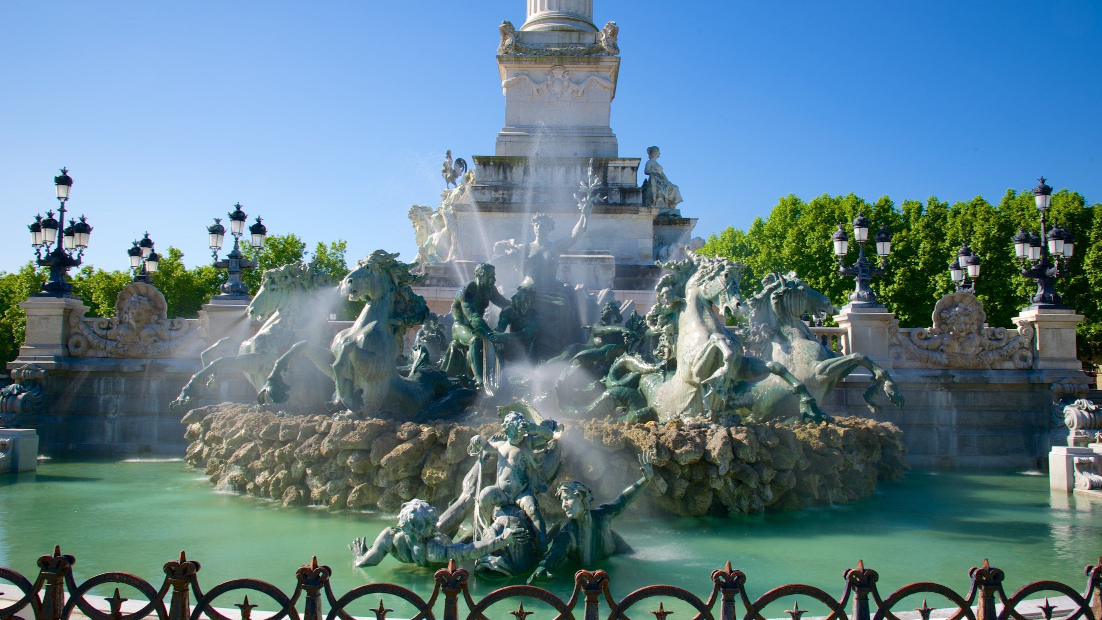 Girondins Monument featuring a monument and a fountain