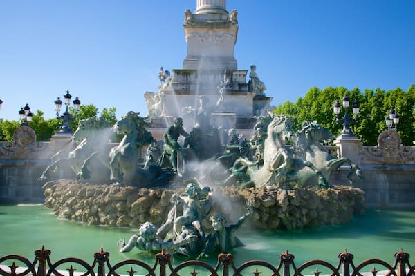 Girondins Monument featuring a monument and a fountain