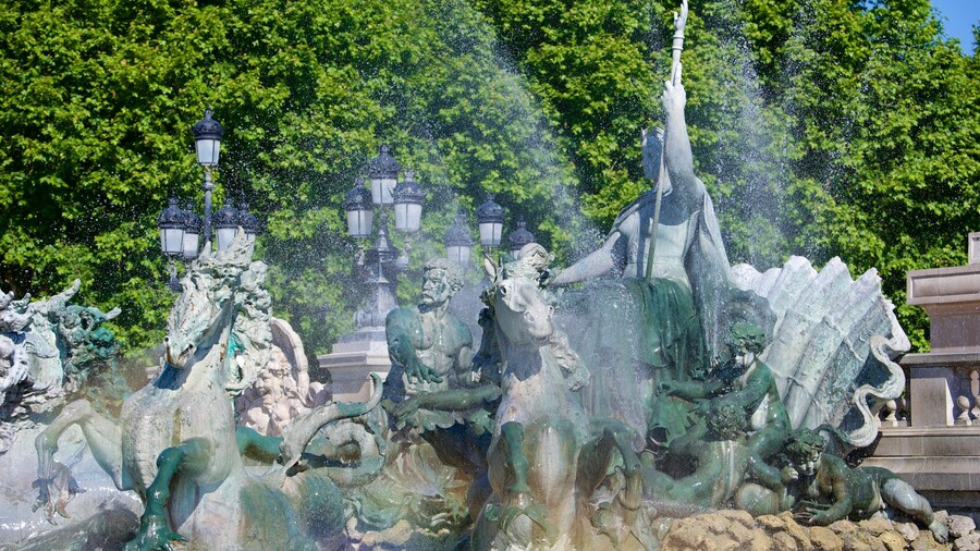Girondins Monument featuring a fountain, a statue or sculpture and a monument