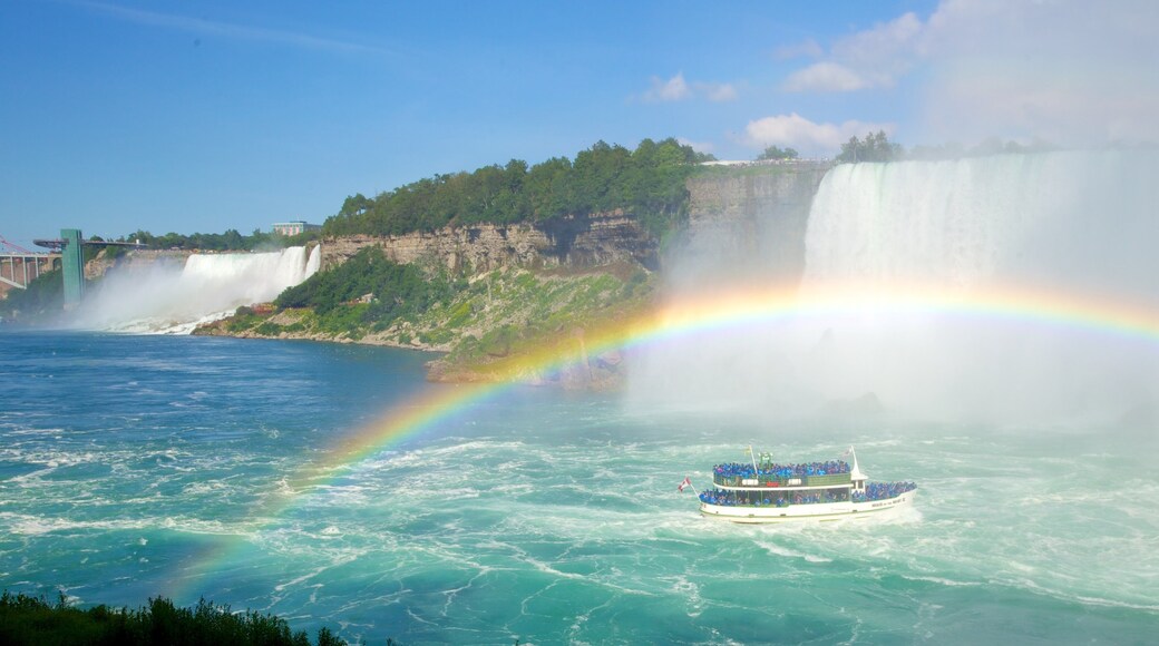 Excursión Journey Behind The Falls ofreciendo un río o arroyo, un ferry y una cascada