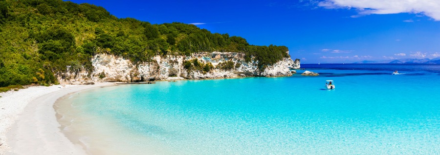Una playa turquesa con acantilados blancos y un mar azul cristalino.