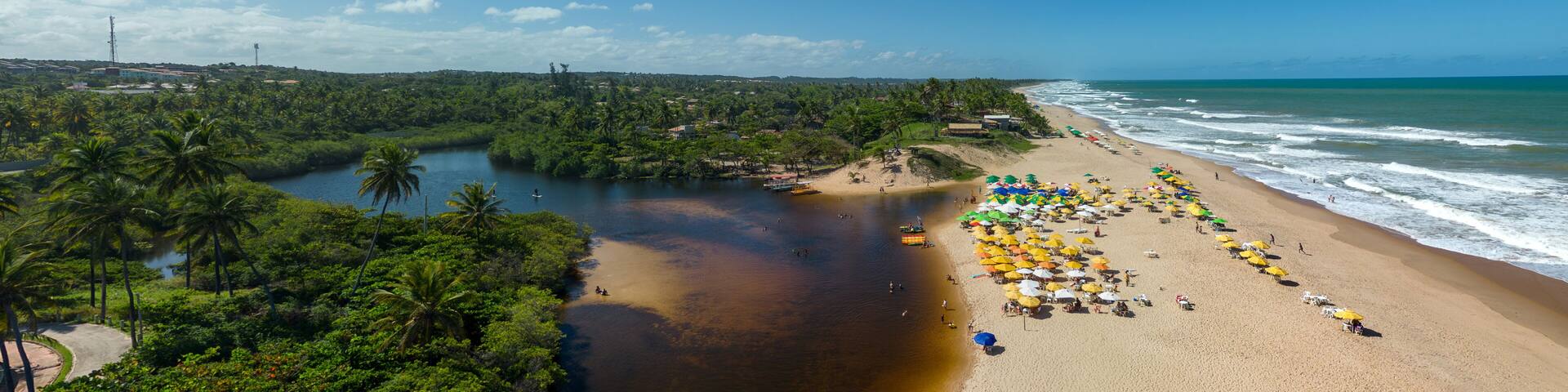 Imagem aérea da Praia de Imbassaí, Zona Turística da Costa dos Coqueiros, no município de Mata de São João, Bahia, Brasil