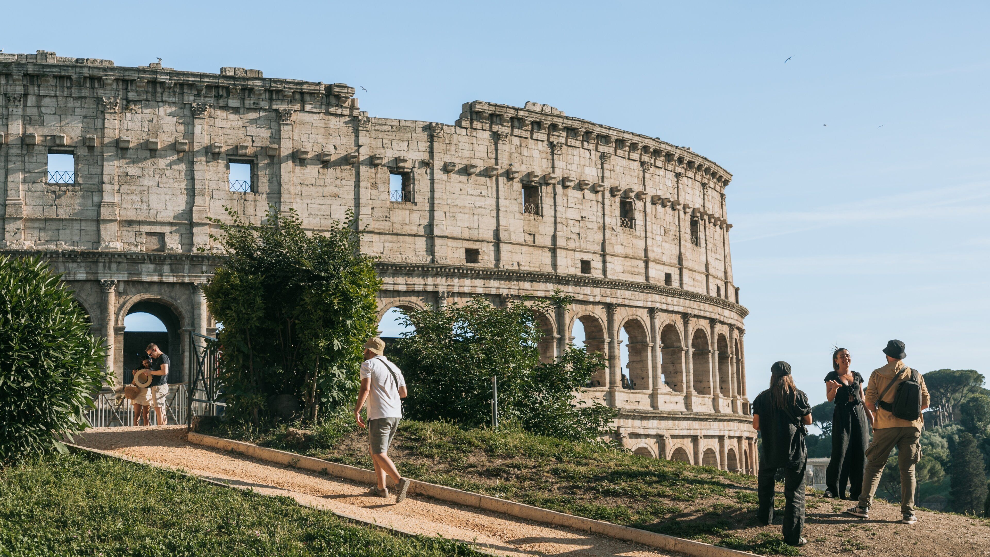 Monti featuring a ruin and heritage architecture as well as a small group of people