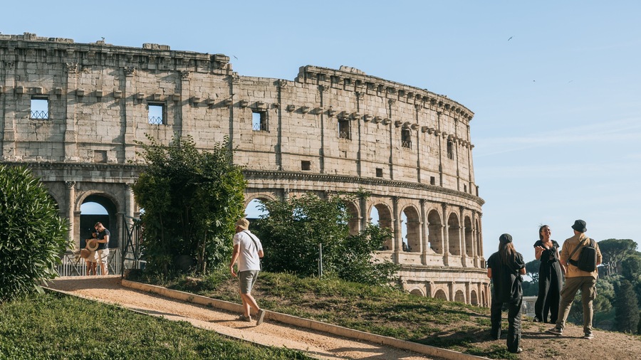 Monti featuring a ruin and heritage architecture as well as a small group of people