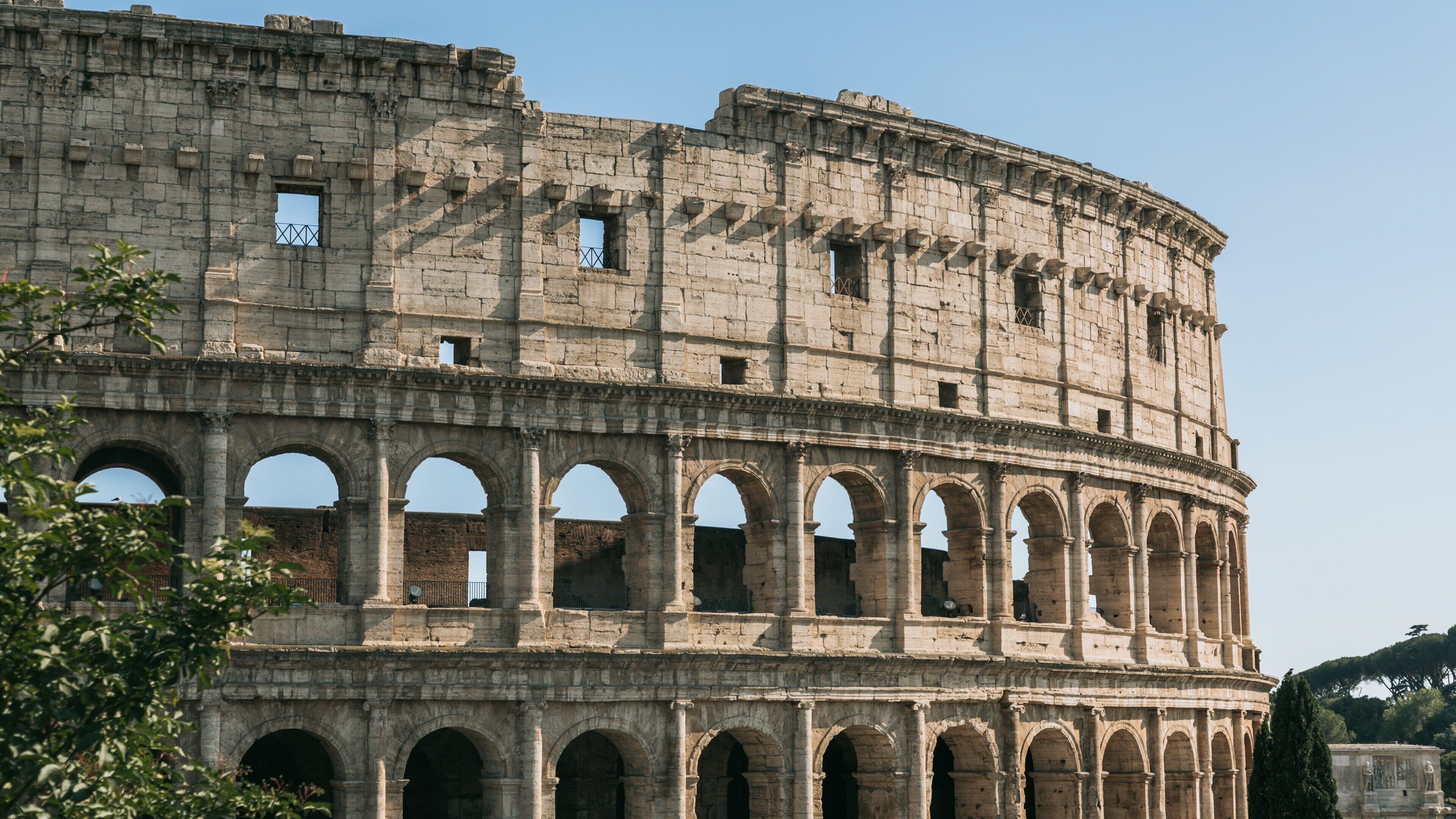 Colosseum i Rom, Italien, med sine ikoniske buer og antikke stens struktur.