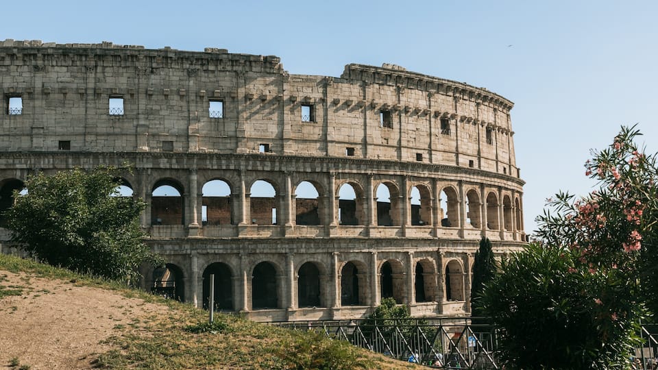 Monti which includes heritage architecture, a monument and building ruins