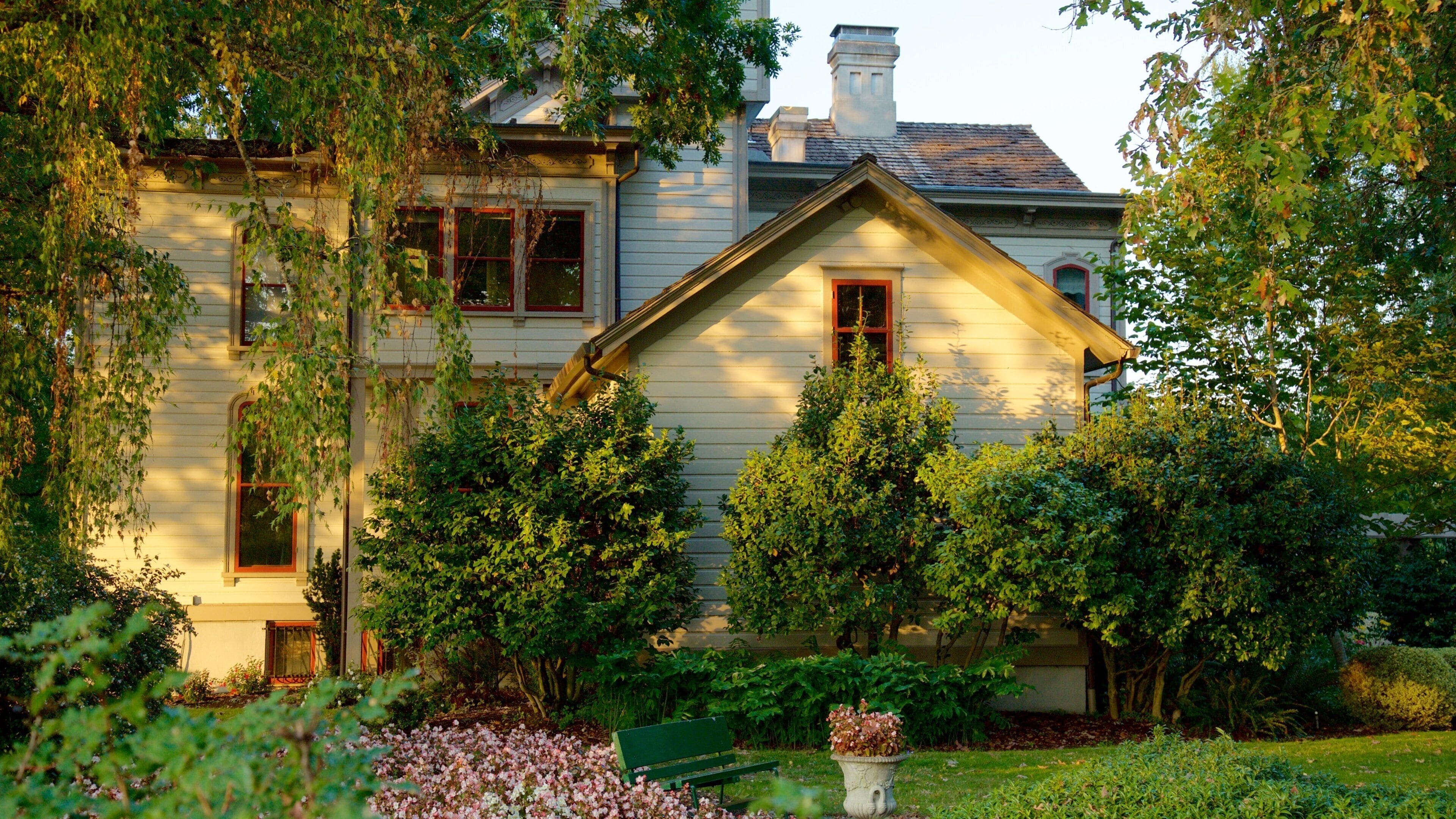 Bush House Museum que inclui uma casa e um parque