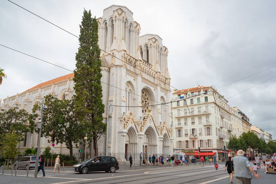 En historisk katedral med en detaljerad arkitektur och ett tak täckt med röda tegelpannor.