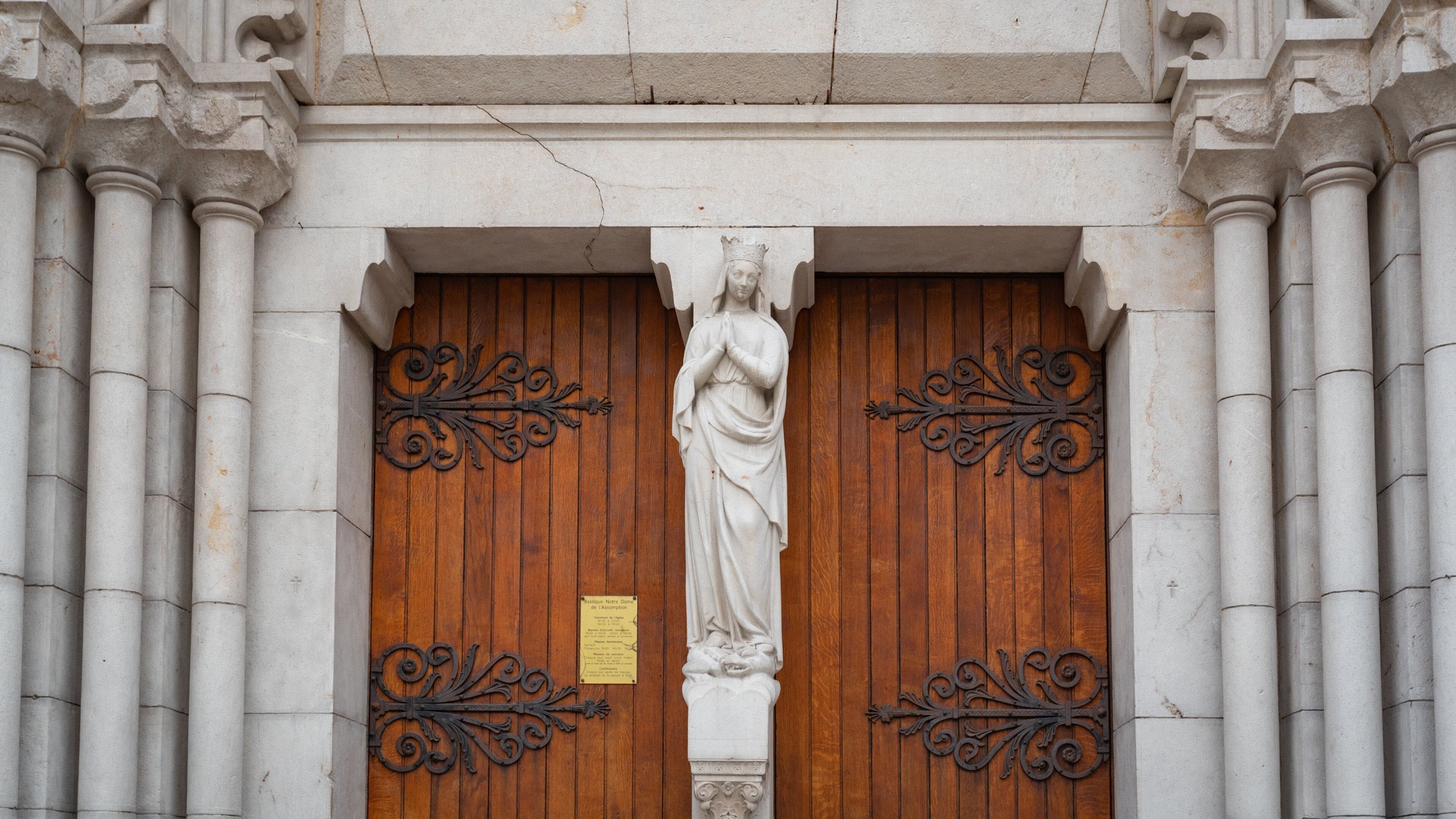Basilique Notre Dame which includes heritage elements and religious aspects
