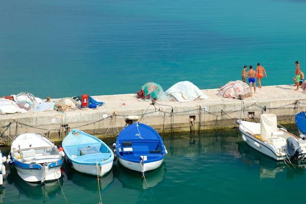 Hafen von Gallipoli das einen allgemeine KĂŒstenansicht und Marina