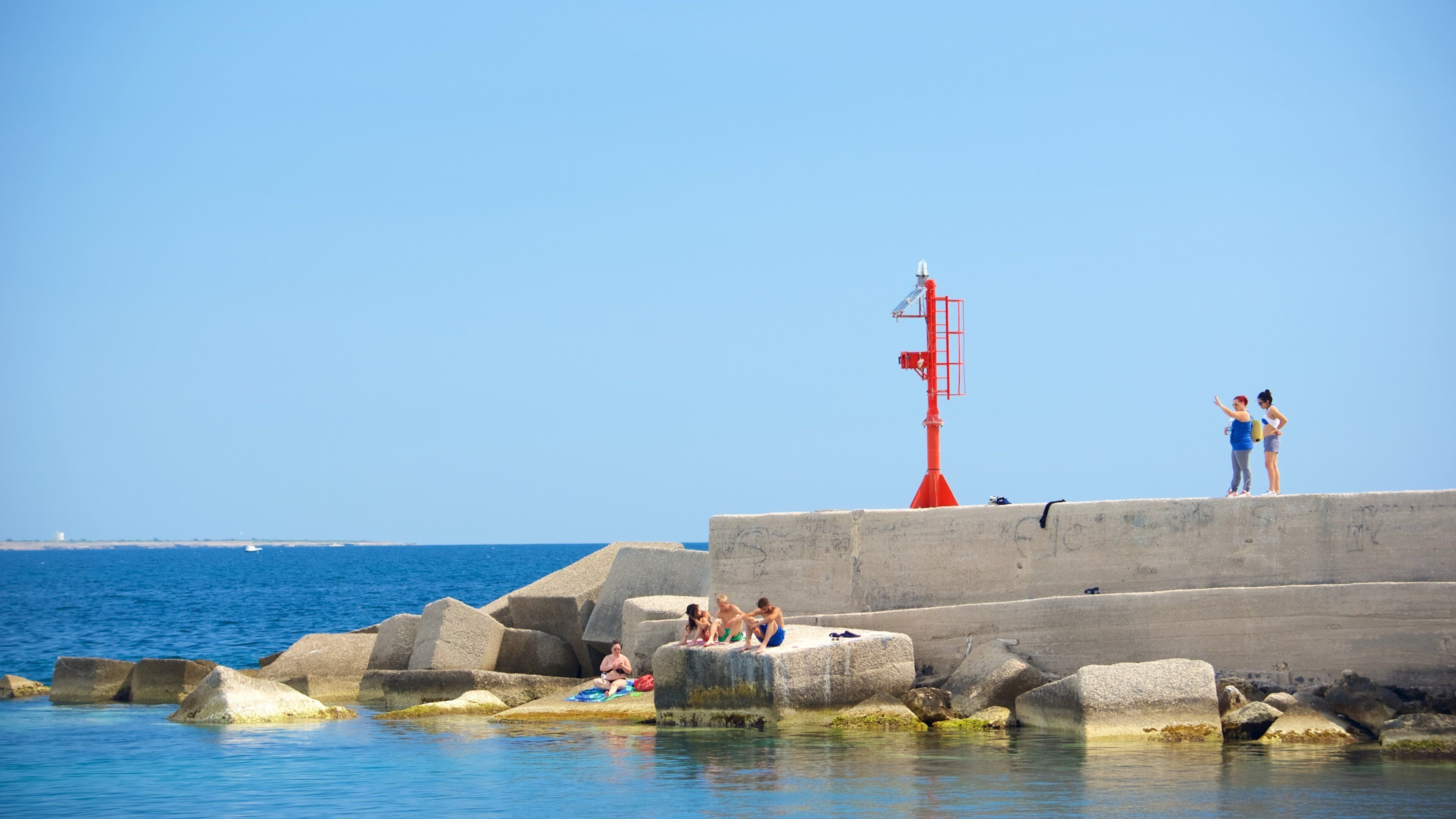 Hafen von Gallipoli mit einem Felsküste