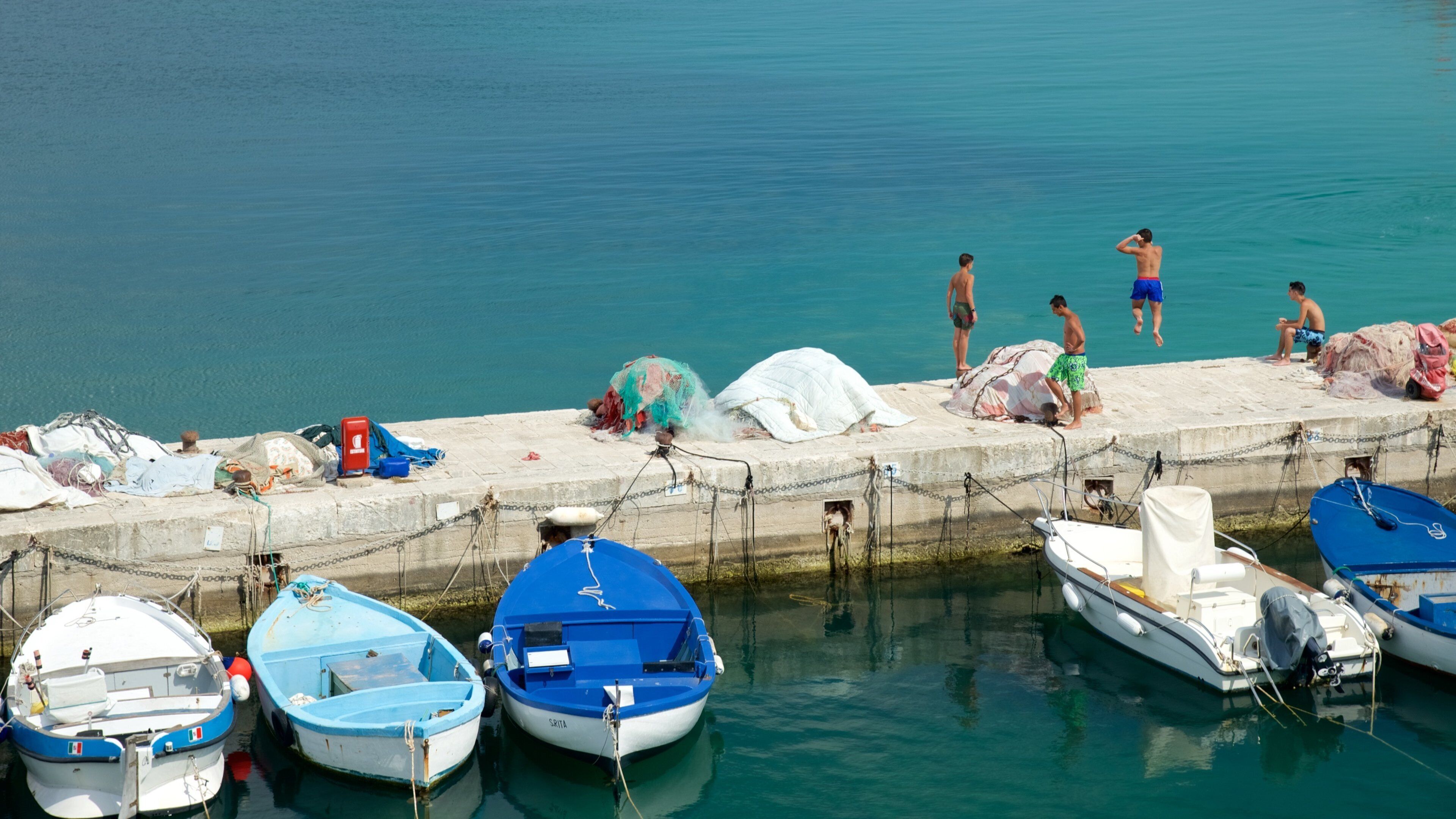Puerto de Gallipoli mostrando vistas generales de la costa y una marina