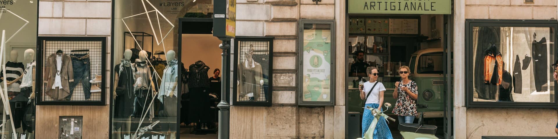 Repubblica showing street scenes and signage