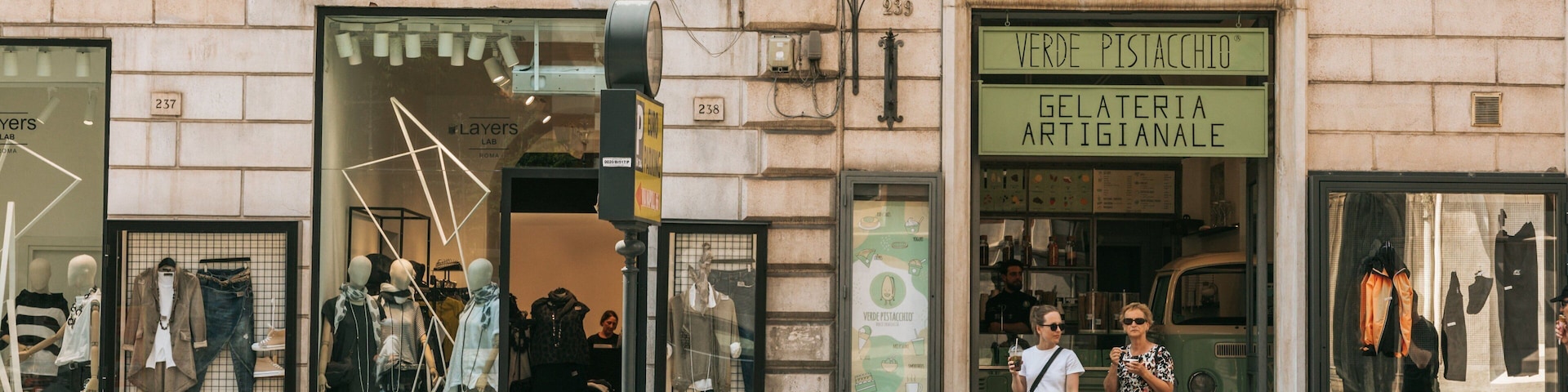 A street with a building labeled "AREA" and "VERDE PISTACCHIO GELATERIA ARTIGIANALE".