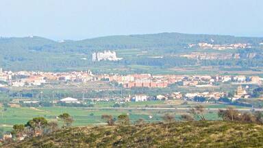 Panorama mirant l'Arboç i Banyeres del Penedès des de la carretera d'Aiguaviva