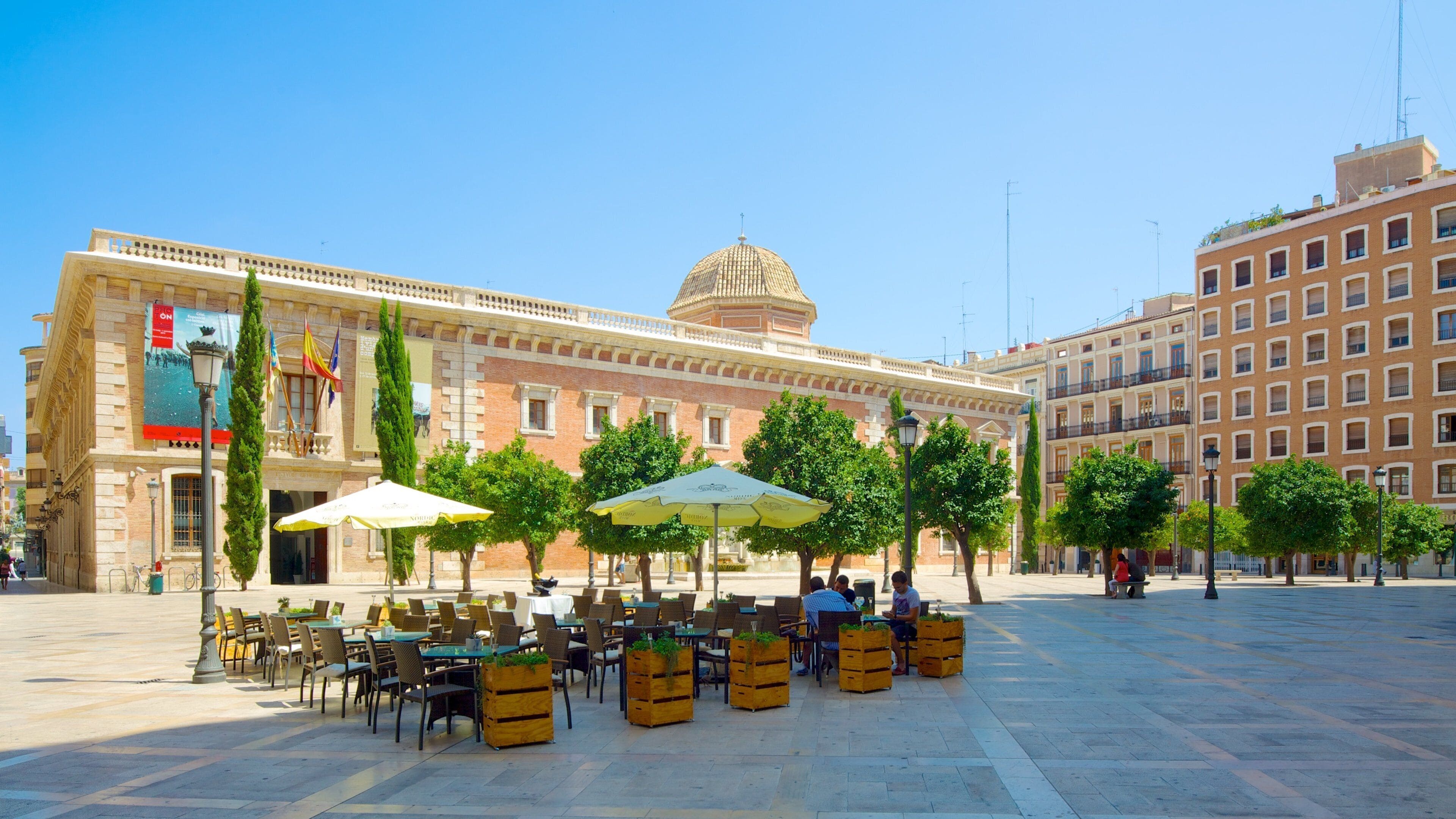 Valencia City Centre which includes outdoor eating, cafe lifestyle and a square or plaza