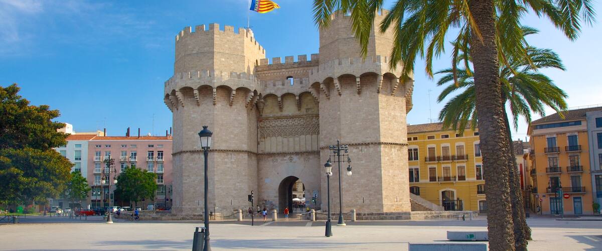 Centre-ville de Valence montrant chĂąteau, patrimoine architectural et ville