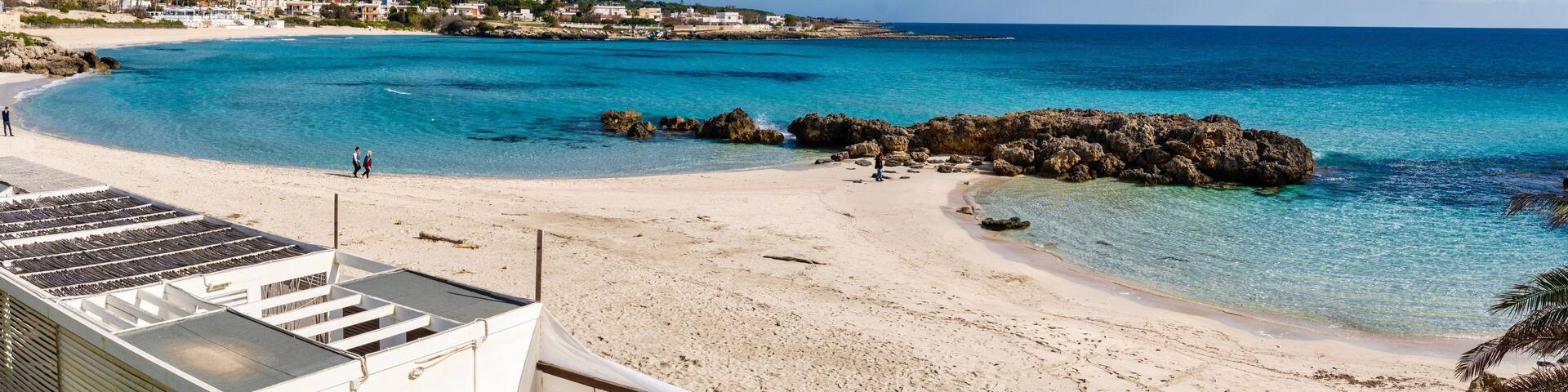 Salento, spiaggia con acque blu cristalline - Marina di Pulsano, Taranto, Puglia, Italia