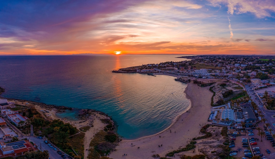 Tramonto con il cielo rosa, visto dal drone sulla spiaggia di Marina di Pulsano (Taranto, Salento, Puglia, Italia ), località le canne
