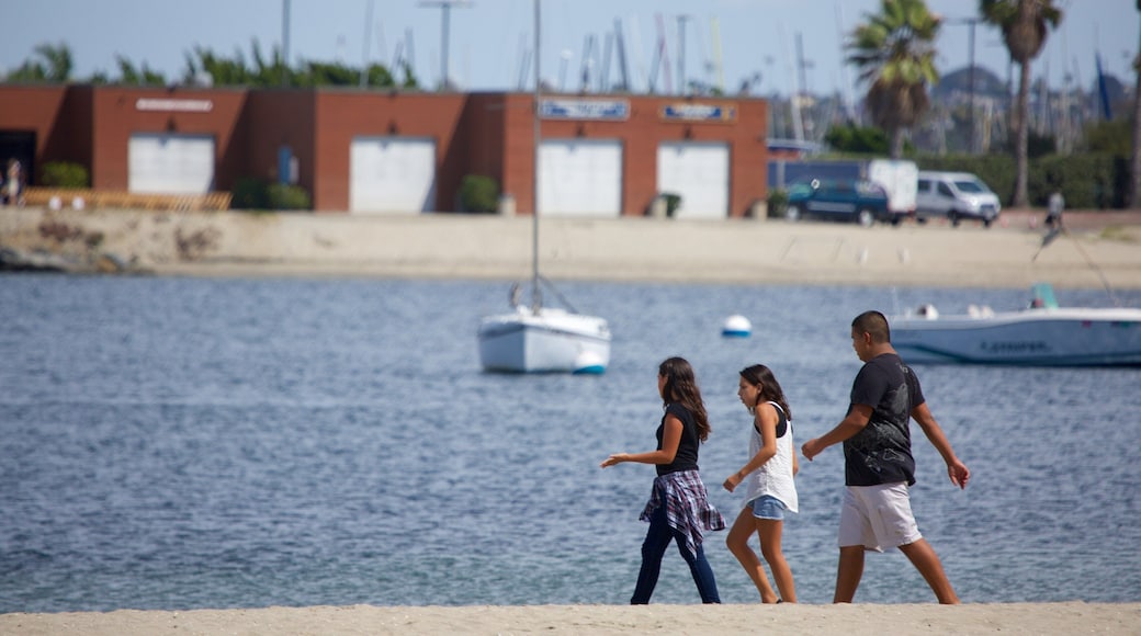 Mission Bay toont algemene kustgezichten en ook een gezin