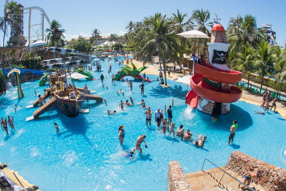 Ein Wasserpark mit großem Pool, Rutschen und einer Piraten-Wasserattraktion.