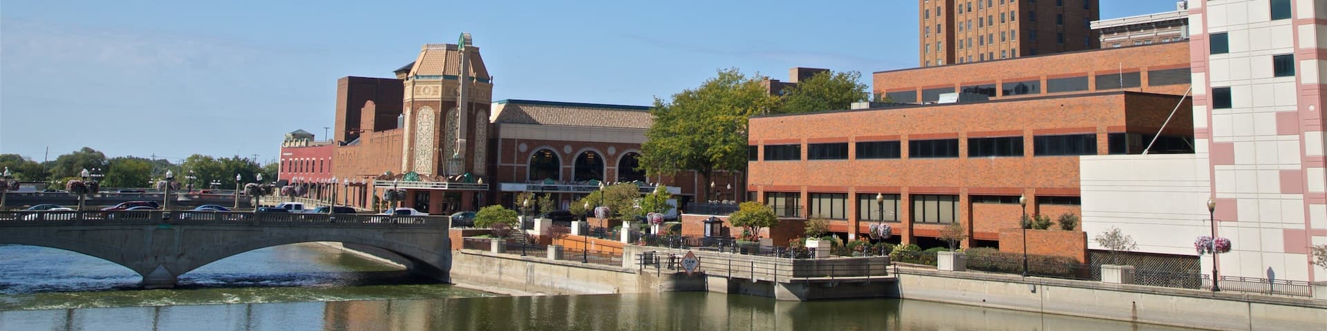 Aurora montrant riviĂšre ou ruisseau et ville