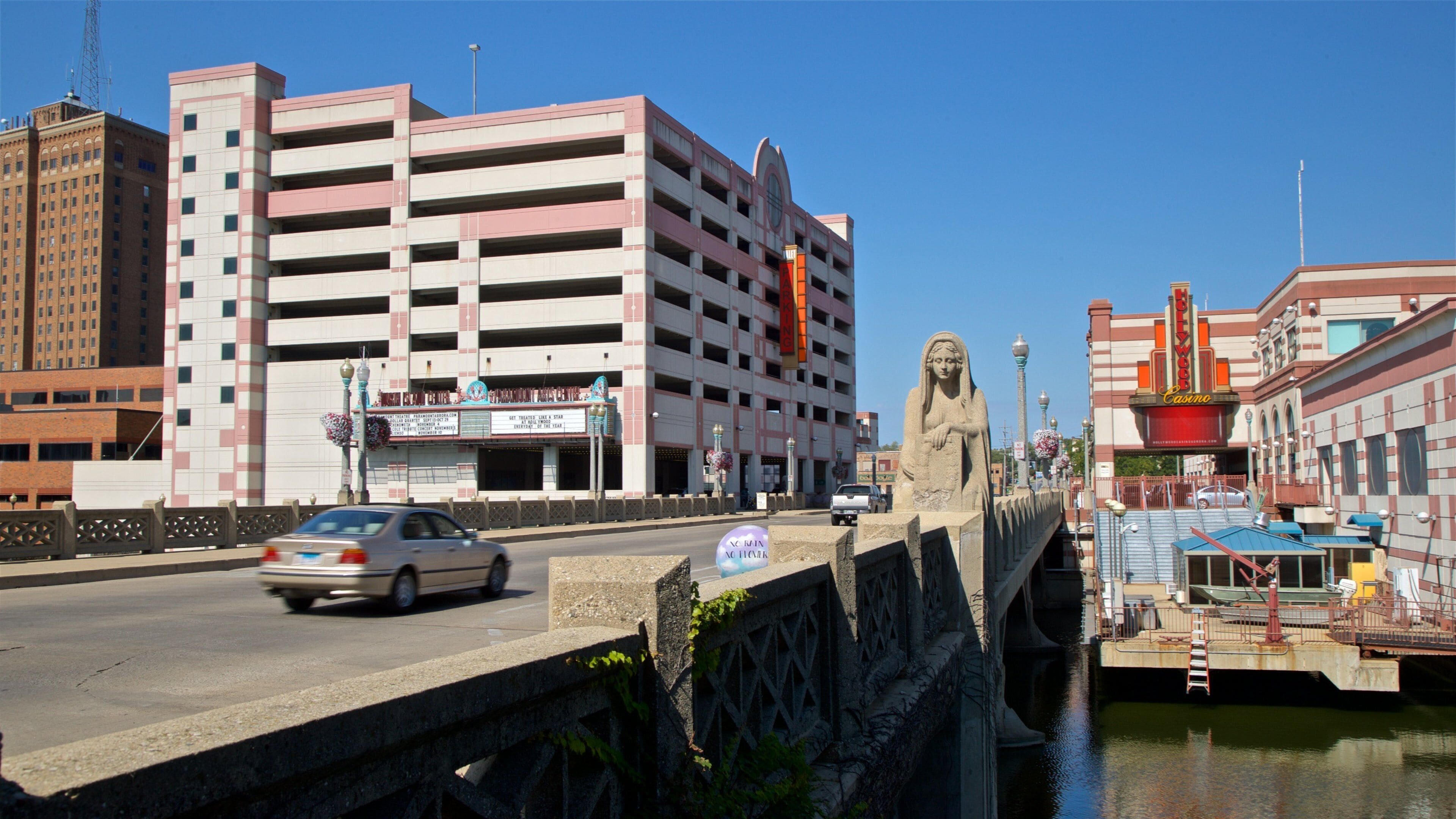 Aurora mostrando un río o arroyo y un puente