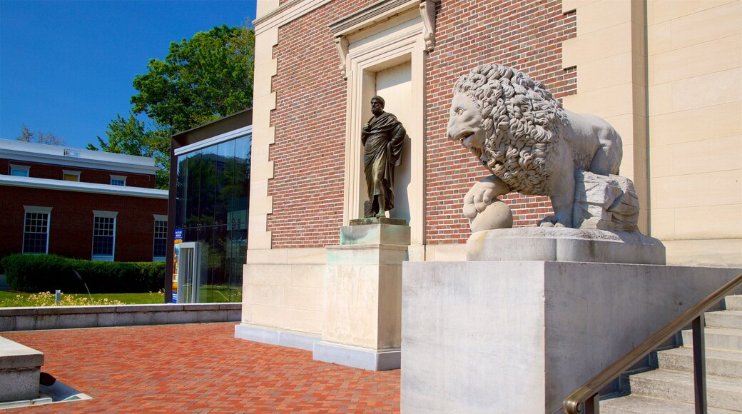 Bowdoin College Museum of Art mostrando elementos del patrimonio y una estatua o escultura