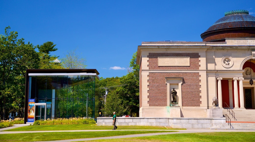 Bowdoin College kunstmuseum som inkluderer hage og historisk arkitektur