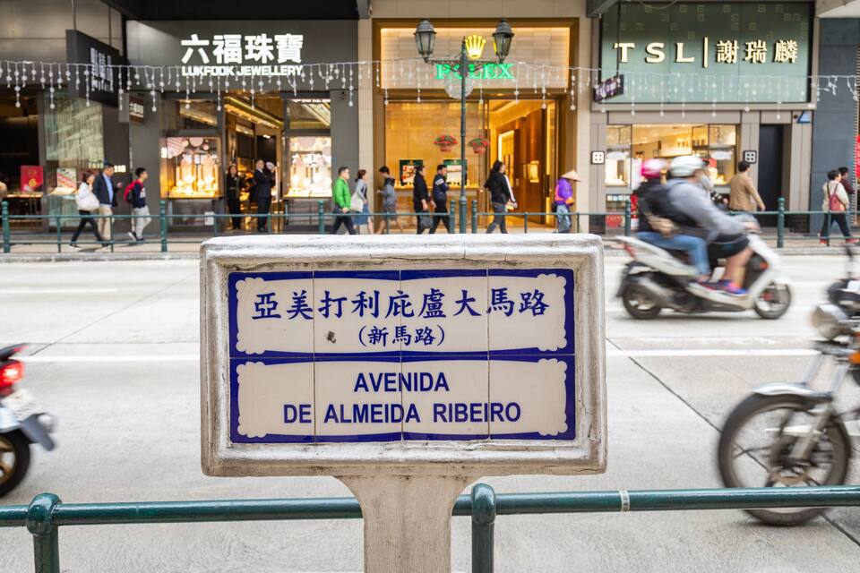 Una señal de calle con la inscripción 'AVENIDA DE ALMEIDA RIBEIRO' en portugués.