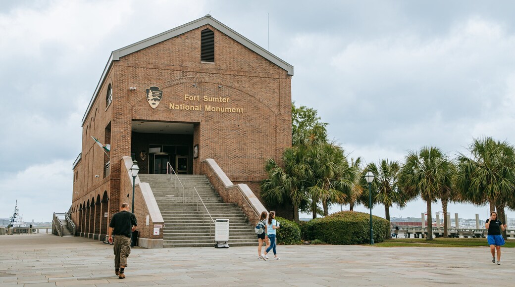 Fort Sumter showing street scenes, heritage elements and signage
