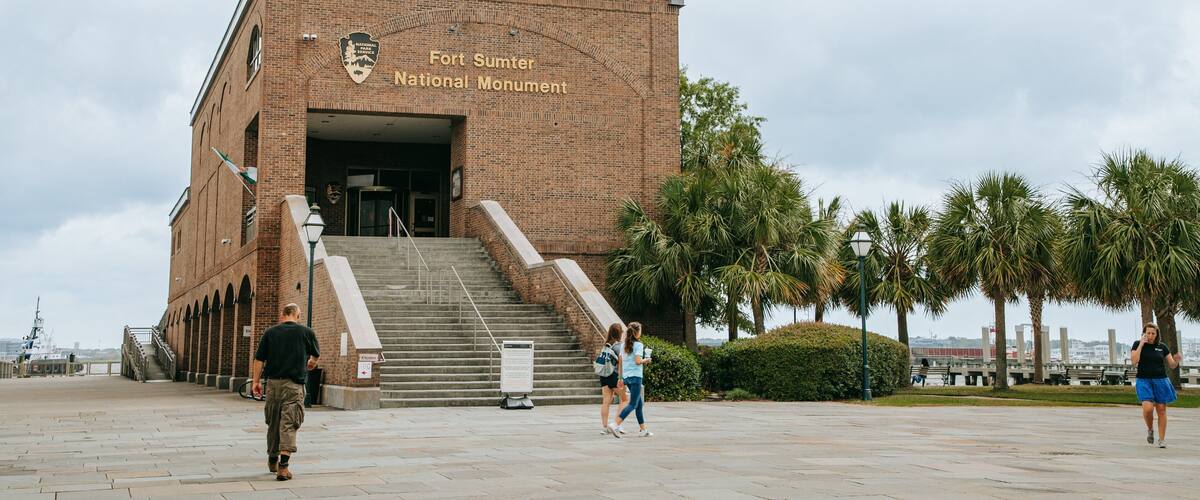 Fort Sumter showing street scenes, heritage elements and signage