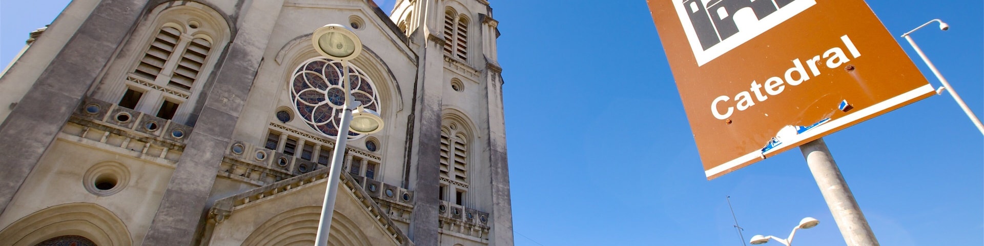 Catedral Metropolitana de Fortaleza mostrando una iglesia o catedral, escenas cotidianas y señalización