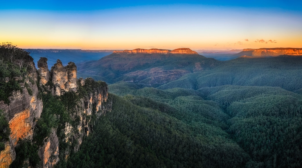 Three Sisters Sunrise View in Blue Mountains, Australia