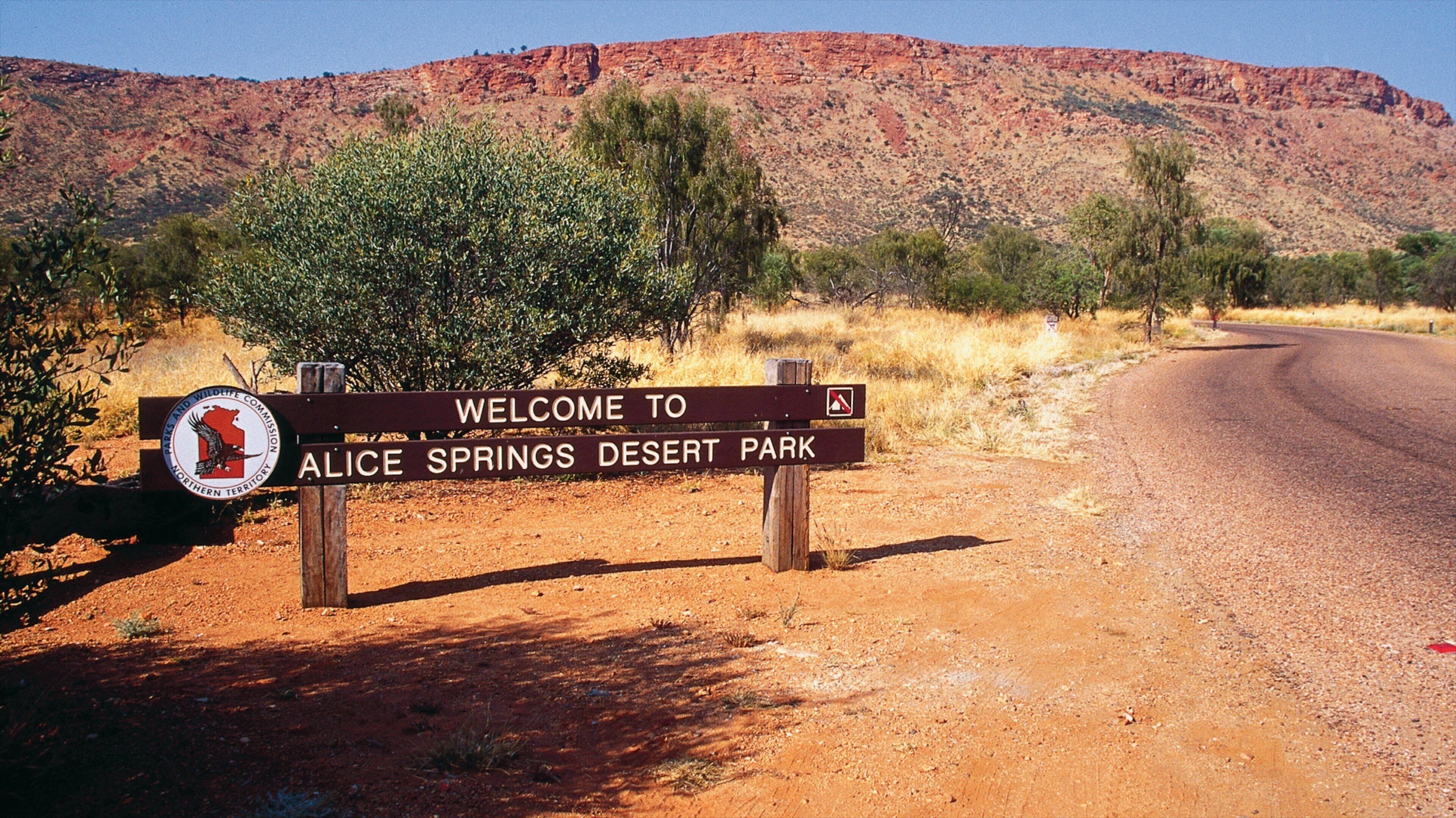 Alice Springs Desert Park showing desert views and signage