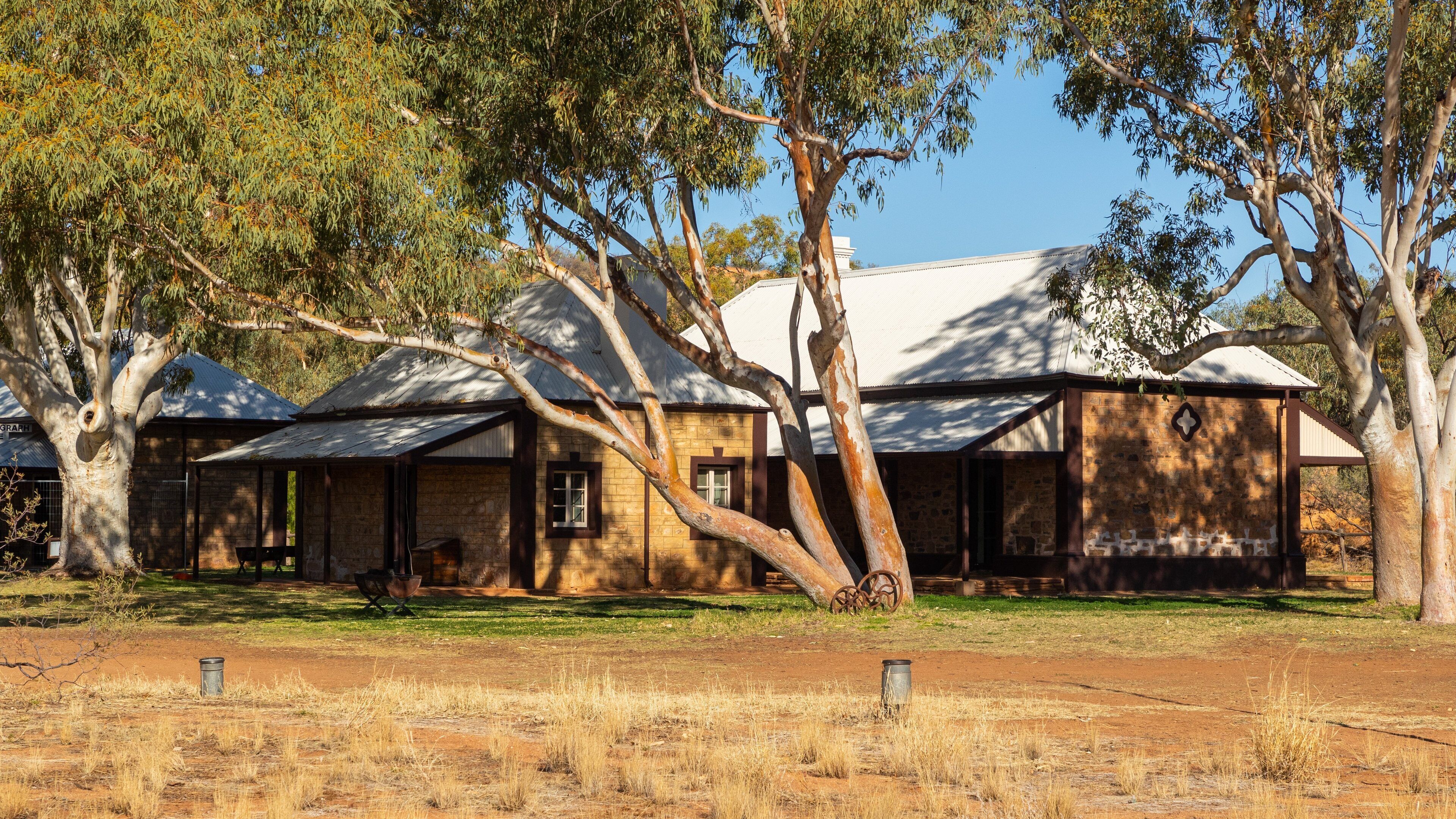 Alice Springs Telegraph Station showing a small town or village