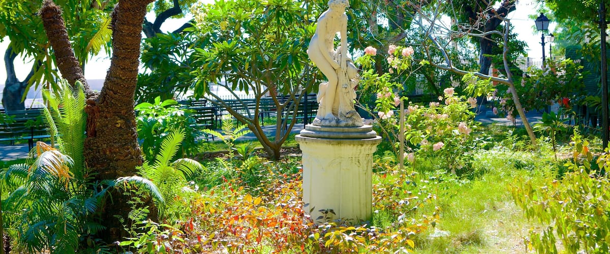 Passeio Público que incluye una estatua o escultura y jardín
