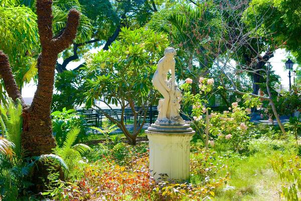 Passeio Publico showing a park and a statue or sculpture