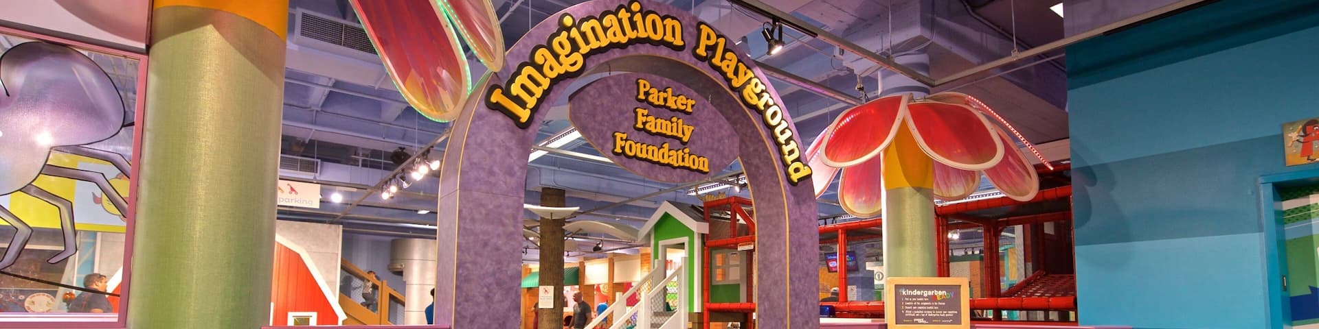 Museo de los Niños de Omaha mostrando vistas interiores y señalización y también un niño