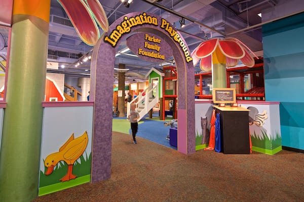 Omaha Children\'s Museum das einen Innenansichten und Beschilderung sowie einzelnes Kind