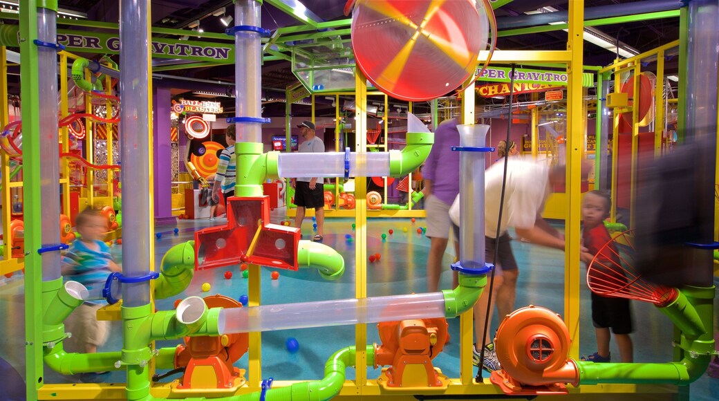 Museo de los Niños de Omaha ofreciendo vista interna y también una familia