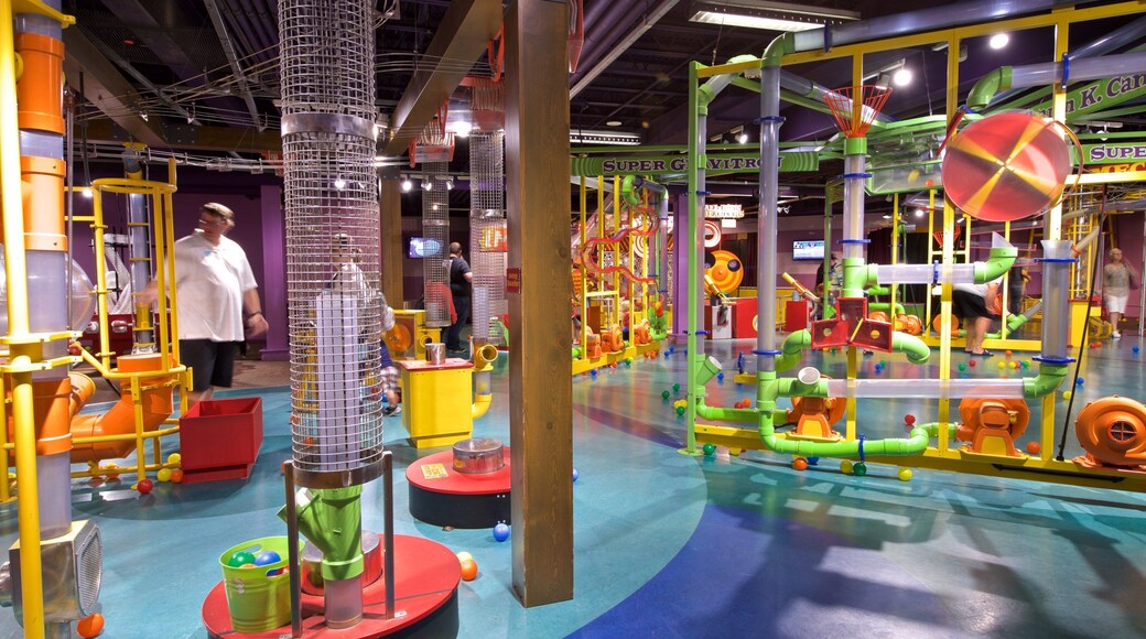 Museo de los Niños de Omaha que incluye vista interna y un patio de juegos