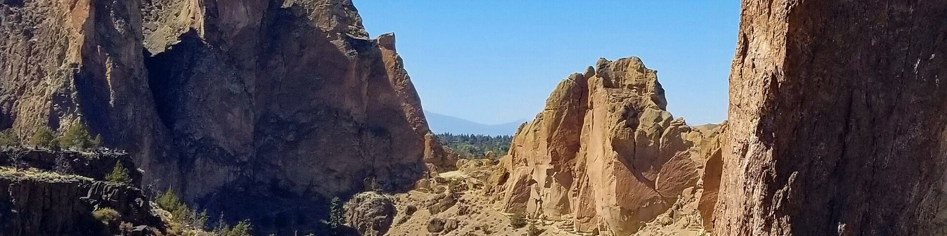 Hiking, climbing or relaxing by the river. This place is beautiful.
#nature #hiking #oregon #roadtrip